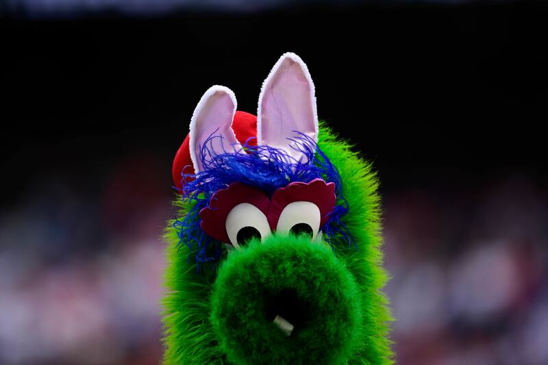 Filis vencen 5-4 a Bravos con ayuda de un análisis