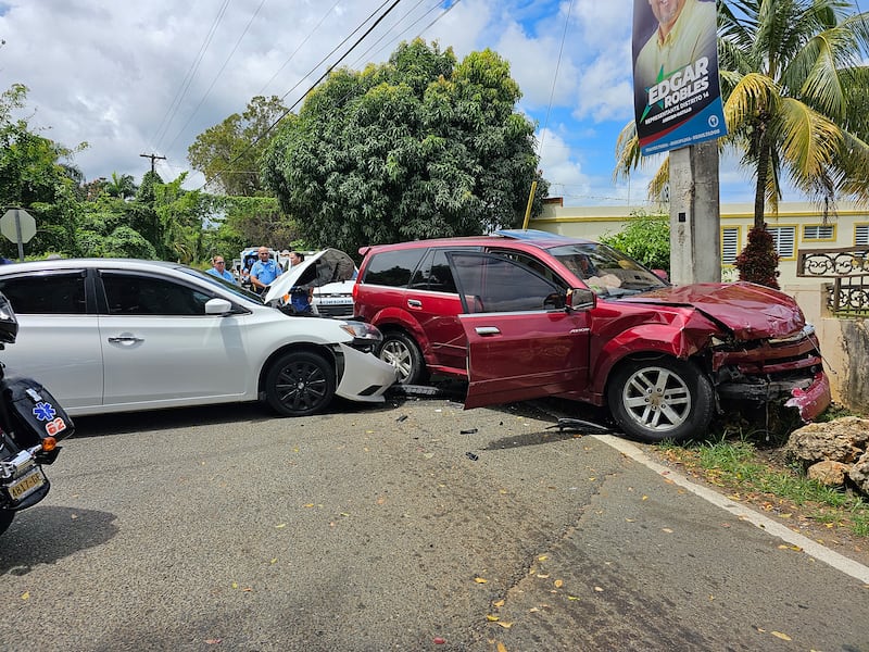 Nueve personas resultan heridas tras accidente de auto en Arecibo