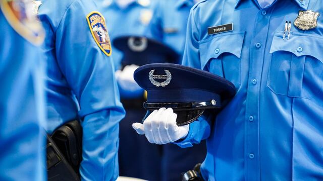 Borracho, sin licencia ni marbete golpea mujer policía en Carolina